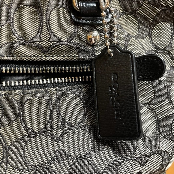 AUTHENTIC COACH GRAY & BLACK SIGNATURE PURSE IN GREAT CONDITION.  GREAT GIFT - Picture 2 of 8